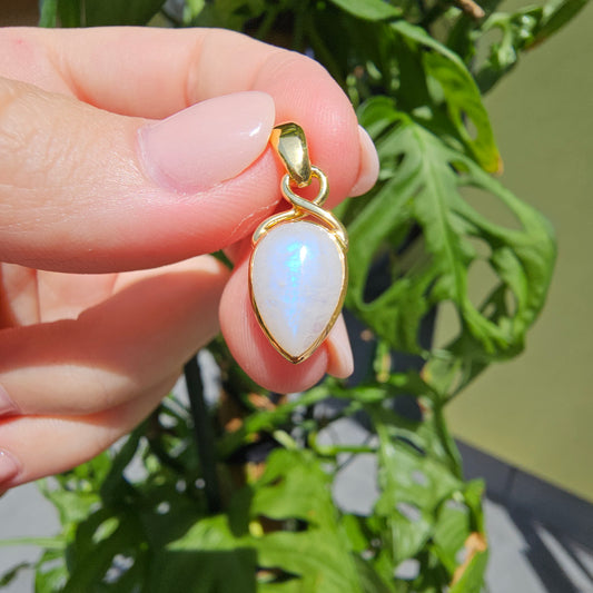 White Labradorite Teardrop Pendant (S925 Gold Plated)