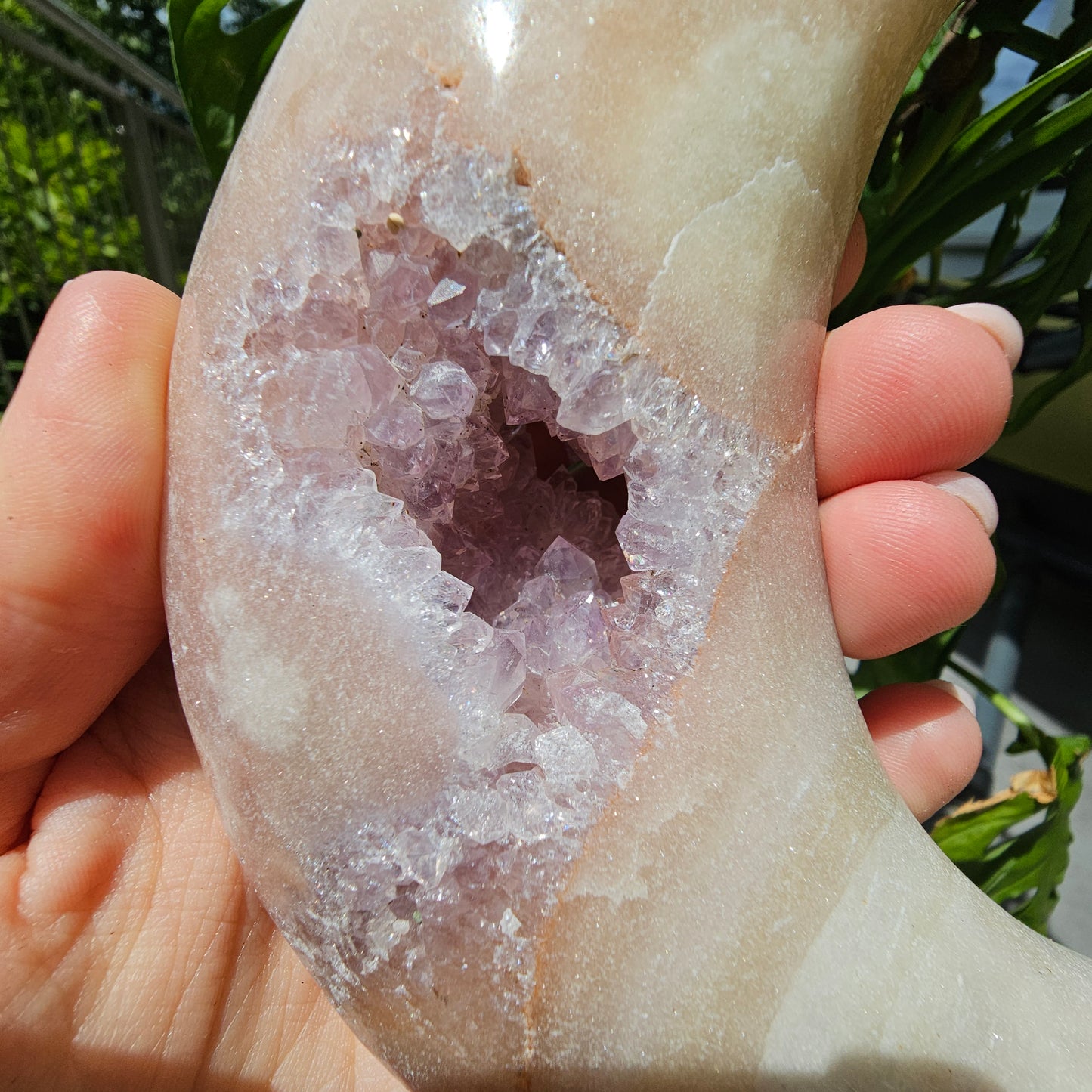 Halbmond aus Pink Amethyst (Handelsname) mit Halterung